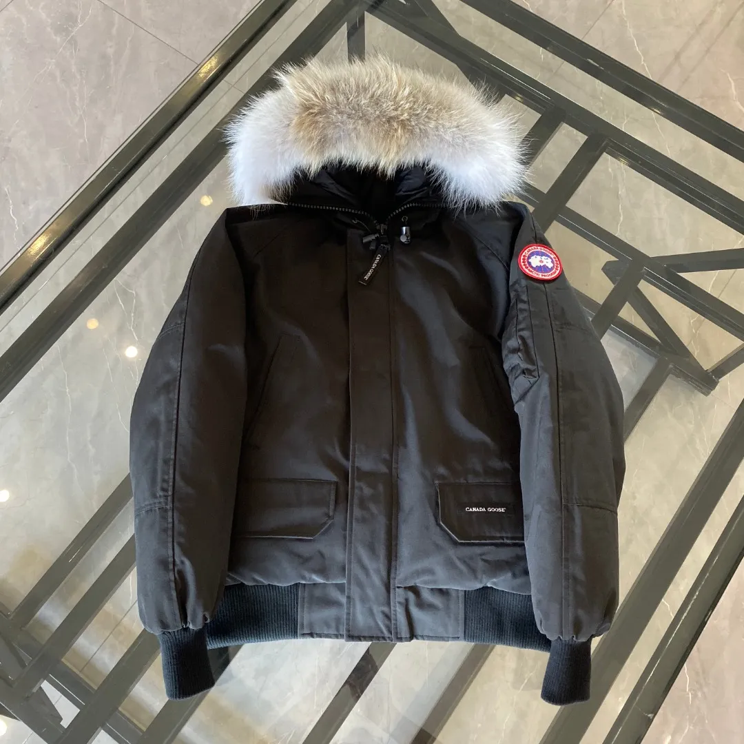 P760 Canada goose/Canada Goose 01 Couple Expedition Parka Down Jacket, authentic original version, you need to compare with the original to check it out at any time, all accessories are customized from the original factory 💯The softness and hardness of the fabric is compared with the original, and it can be restored by kneading at will (fabric misunderstanding: Fabrics with high hardness are not waterproof. Only when you buy the latest authentic version this year will you notice the softness and comfort of the fabric) 💯The down is synchronized with the authentic white duck down, fluffy and not lumpy. Electronically controlled velvet filling machine 💯Customized zippers with authentic YKK military-grade copper core zipper pullers, high hardness and no jamming 💯The fur collar is purchased from Western Canada coyote skin original customization 💯All workmanship and wiring are controlled by workers with more than ten years of experience. They must be horizontal and vertical, and are not allowed to twist. The inner wiring density is more sophisticated. Feel free to compare 💯Big goose label Collar label Washed label Hangtag Zipper cord Pocket label Back label, collar velvet, Velcro fasteners, cuffs, all details are updated simultaneously with genuine products. The best version, the most complete color matching, all kinds of battle products. Color: off-white, black, charcoal gray, navy blue, red, blue. Size: XS-XXL